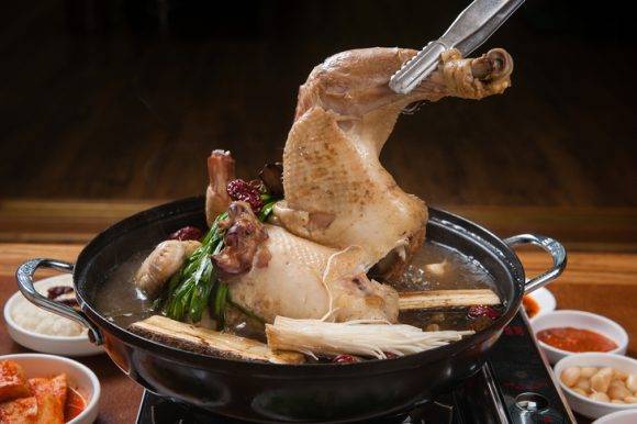 나이가 들면서 생기는 근육 손실을 막으려면 운동과 함께 닭고기 등의 식품을 섭취해야 한다. [사진=게티이미지뱅크]