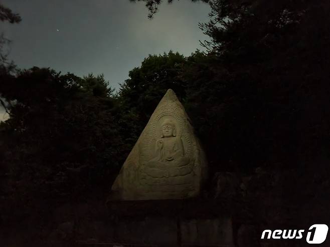 경기 양주시 장흥면 교현리 우이령길 옆에 위치한 '양주 오봉산 석굴암' 경내의 약사여래 © 뉴스1