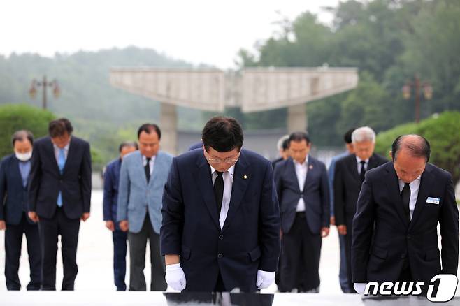 당대표 출마에 나선 설훈 더불어민주당 의원이 18일 오후 광주 북구 운정동 국립5·18민주묘역에서 오월영령에 참배하고 있다. 2022.7.18/뉴스1 © News1 정다움 기자