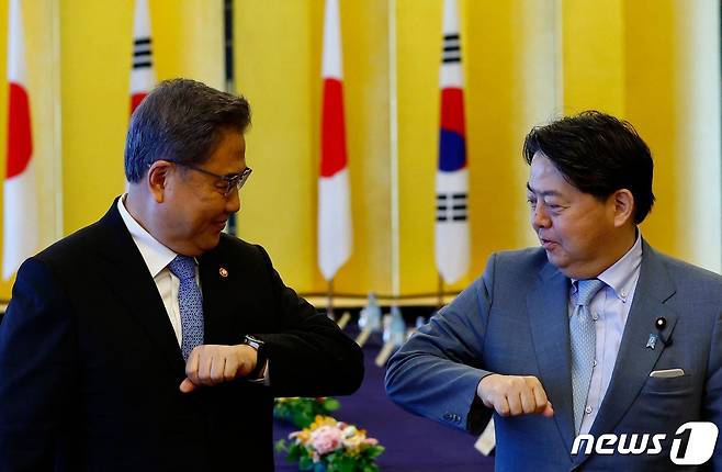 박진 외교부 장관(왼쪽)과 하야시 요시마사 일본 외무상. © AFP=뉴스1