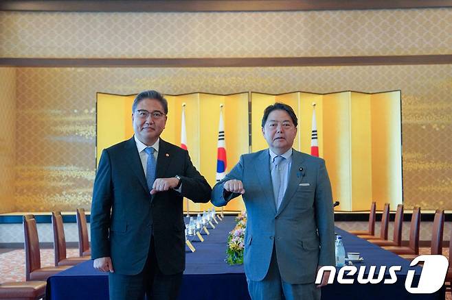 박진 외교부 장관(왼쪽)과 하야시 요시마사 일본 외무상. (외교부 제공) 2022.7.18/뉴스1 © News1 민경석 기자