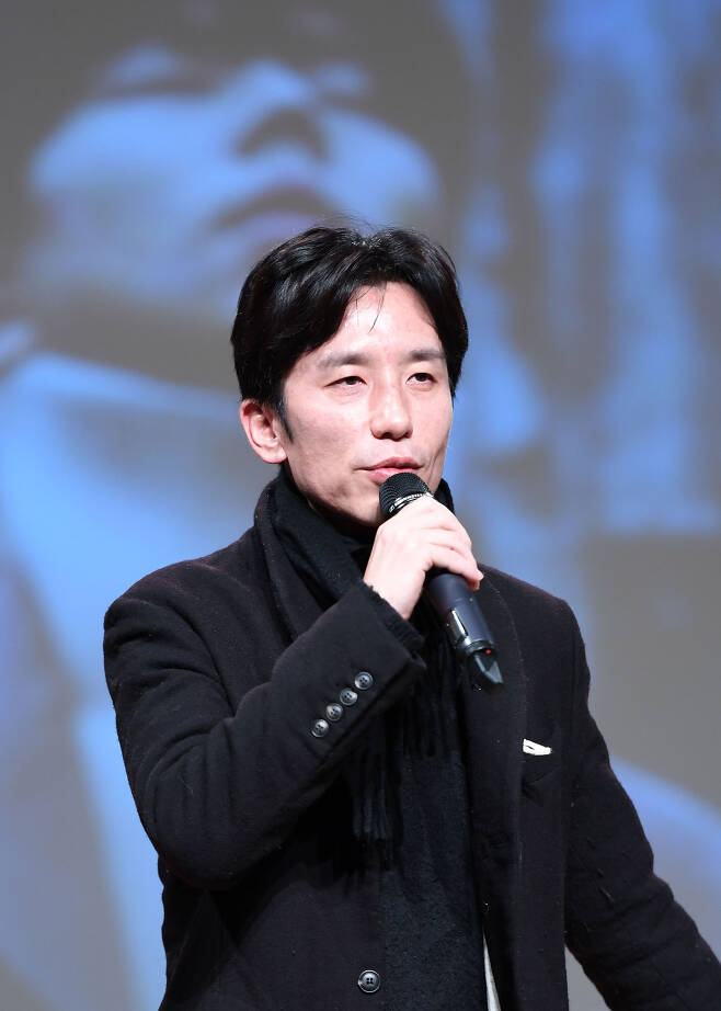 You Hee-yeol, who also played a role as a singer, songwriter and producer, was embroiled in constant plagiarism allegations and cornered.He finally announced his departure from KBS2 You Hee-yeols Sketchbook, which he has been on for 13 years.The plagiarism controversy surrounding Mr You Hee-yeol stems from the controversy that the second track of You Hee-yeols life music project, Very Historical Site Night, is similar to Ryuichi Sakamotos Aqua.In response to this controversy, You Hee-yeol said, Since Lee Su-hyun is the most influenced and respected for a long time, I have unconsciously written a song in a similar way that remained in my memory.The shock of the controversy surrounding You Hee-yeol has spread throughout the music industry.MBC 100 Minute Discussion Im Jin-mo, a popular critic and resurrection leader Kim Tae-won appeared on the panel to deal with this controversy and convey the bitter voice.The aftermath of this controversy was naturally passed on to junior Lee Su-hyun.It is a natural result to think that You Hee-yeol has been active throughout the music and broadcasting industry.First, Mr. A said carefully, Every person who composes is different in their way of working. Nevertheless, he said, It is completely different to listen to a song and imitate it.I think this is more of an electron (imitation), he said.I think more than four words should be similar to the plagiarism standard, but this time it is too much the same.It seems to be a difficult situation for the same creator. He added: There are track makers and top liners to divide the type of composer.If the track maker is taking a beat, the top liner is the first person to write Melody for himself.In the case of top liner, if you listen to other songs, you often do not hear that Melody will affect the song during the show. Mr. A said, Many people say that they are inspired when they write songs, but it is different from this case because they only borrow Feelings.For example, if a composer has made a good song with a swing genre and I am inspired by it, I try to make similar Feelings but work in a different way.This time, I think it feels the same even if people who do not know Music feel the same. Asked, What is the atmosphere of fellow singers about this controversy? I have not talked about this topic, but it seems to have no impact on our age.It should not happen again if it does not have a bad effect on juniors. On the other hand, You Hee-yeol said in a statement on the controversy announced on the afternoon of the 18th, There is a difficult part to agree with the plagiarism suspicion that is being raised now.Many of the suspicions that come up are their own views and interpretations, but there are some parts that I can not accept. star* Star receives a report related to entertainers and entertainment workers.Please call me anytime. Thank you.