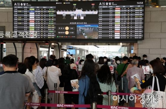 여름 휴가철을 앞둔 17일 서울 강서구 김포공항 국내선 청사가 여행객들로 붐비고 있다./김현민 기자 kimhyun81@