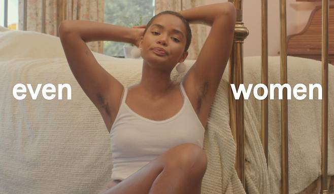 제모용품 업체 '빌리'의 광고에는 겨드랑이 털을 드러낸 여성이 등장한다. /빌리