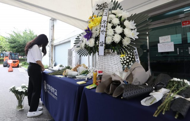 인하대 여대생 추모공간 ‘너무나 슬픈 일’

인하대학교 캠퍼스에서 같은 학교 재학생을 성폭행한 뒤 건물에서 추락해 숨지게 한 사건이 발생한 가운데 17일 오전 인천광역시 인하로 인하대학교에 마련된 추모공간에서 한 학생이 추모를 하고 있다. 2022.7.17/뉴스1

(인천=뉴스1)