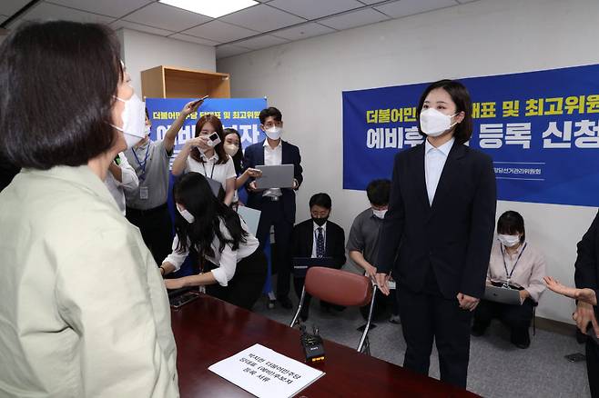 더불어민주당 박지현 전 공동비상대책위원장이 18일 오전 국회 의원회관에 마련된 민주당 중앙당 선관위 접수처에 당 대표 예비 경선 후보자 등록을 하려다 피선거권 자격 미비를 이유로 서류 제출이 거부되고 있다. 연합뉴스