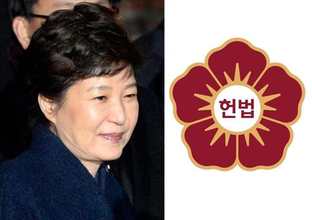 2017년 3월 청와대를 떠나 자택으로 향하는 박근혜 전 대통령과 헌법재판소 휘장. 뉴스1, 헌법재판소 홈페이지 캡처