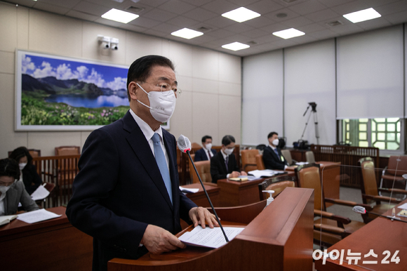 정의용 전 청와대 안보실장이 지난 2월 25일 오후 서울 여의도 국회에서 열린 외교통일위원회 전체회의에서 현안 보고를 하고 있다. [사진=김성진 기자]