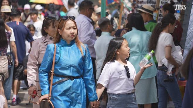 '나담축제' 의 현장. 몽골인들이 전통의복을 입고 축제에 참석한 모습.