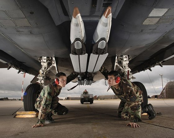 지난 2006년 영국 왕립공군 레이큰히스 기지에서 미국 군인들이 F-15E 전투기에 장착된 GBU-39를 점검하고 있다.[사진 위키피디아]