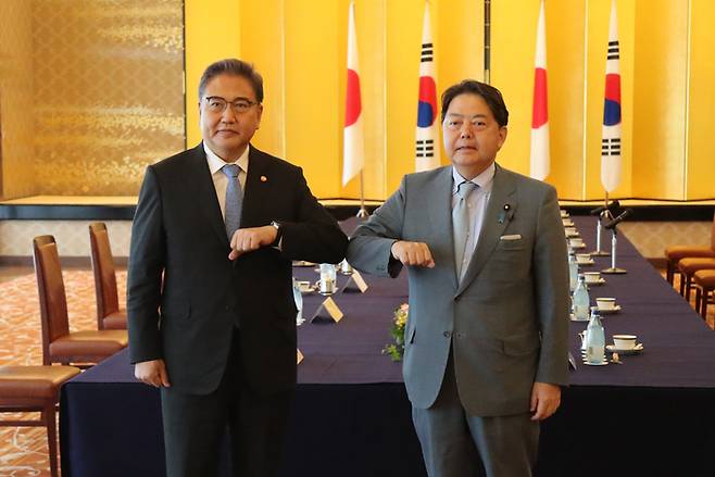 박진 한국 외교부 장관과 하야시 요시마사 일본 외무상이 18일 일본 도쿄 외무성 이쿠라공관에서  회담에 앞서 인사를 나누고 있다. 연합뉴스