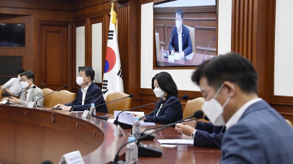 지난 13일 정부서울청사에서 ‘경제 형벌규정 개선 TF’ 출범 회의가 진행되고 있다. 기재부 제공