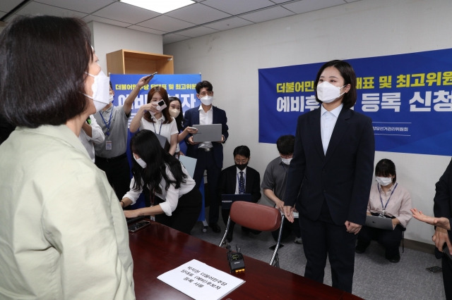 박지현 전 더불어민주당 공동비상대책위원장이 18일 오전 서울 여의도 국회 의원회관에 마련된 더불어민주당 당대표 및 최고위원 예비후보 등록 신청 접수처에서 중앙당 관계자에게 ‘당대표 선거 (예비)후보자 등록 서류'를 제출하고 있다. 공동취재사진