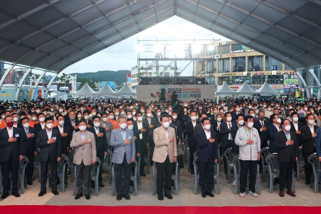 윤석열 대통령이 16일 오후 충남 보령 대천해수욕장에서 열린 '2022 보령해양머드박람회' 개막식에 참석, 국기에 경례하고 있다. 대통령실 제공