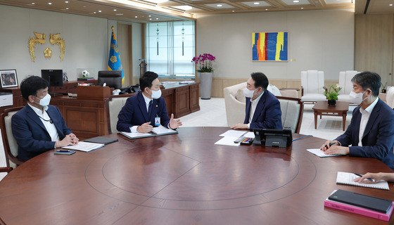 윤석열 대통령이 18일 용산 대통령실 청사 집무실에서 원희룡 국토교통부 장관으로부터 독대 형식의 업무보고를 받고 있다. (대통령실 제공) /사진=뉴스1