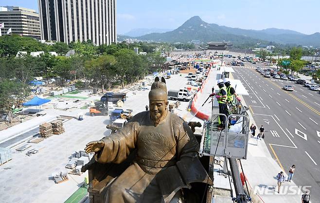 [서울=뉴시스] 백동현 기자 = 18일 오전 서울 종로구 광화문광장에서 관계자가 세종대왕상을 세척하고 있다. 광화문광장 동상 세척은 지난 2020년 4월 세척 이후 27개월 만에 재개되는 것이다. (공동취재사진) 2022.07.18. photo@newsis.com