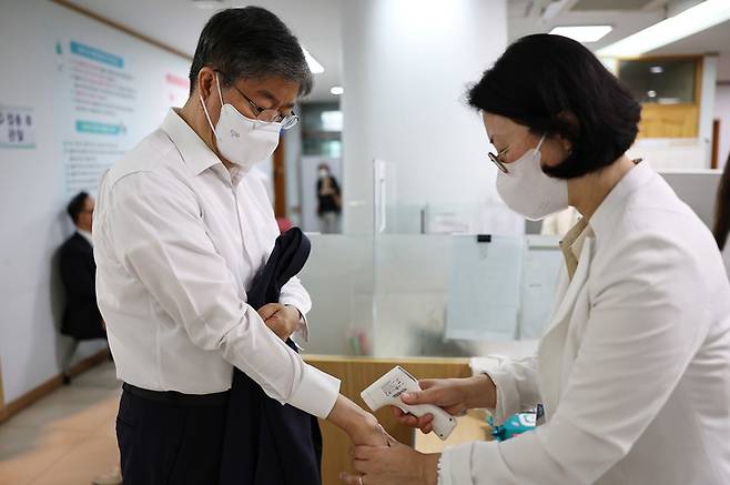 [서울=뉴시스] 김대기 비서실장이 18일 서울 중구보건소를 방문해 코로나19 백신 4차 접종에 앞서 체온 측정을 하고 있다. (사진=대통령실 제공) 2022.07.18. photo@newsis.com *재판매 및 DB 금지