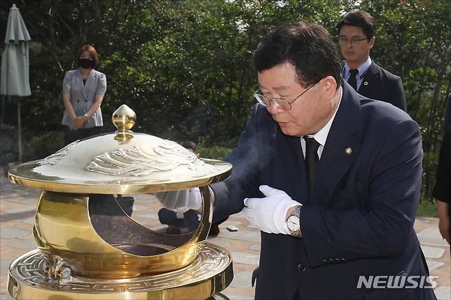 [서울=뉴시스] 국회사진기자단 = 당대표 출마에 나선 설훈 더불어민주당 의원이 18일 오전 서울 동작구 국립서울현충원 김대중 대통령 묘소를 찾아 참배를 하고 있다. 2022.07.18. photo@newsis.com