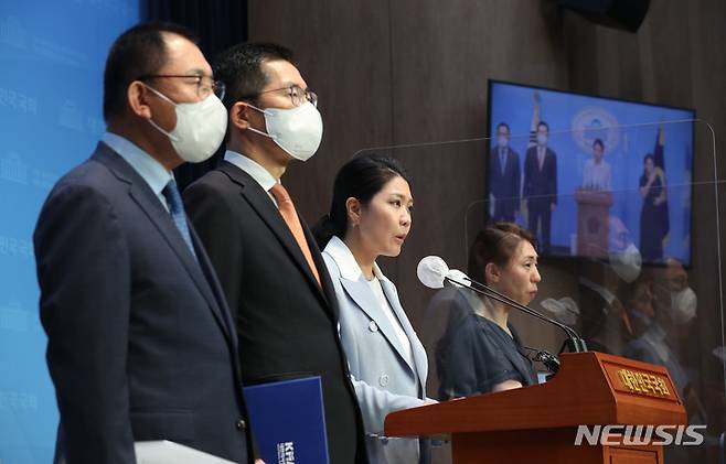 [서울=뉴시스] 김선웅 기자 = 더불어민주당 신현영 의원이 18일 오후 서울 여의도 국회에서 열린 '의사협회·약사협회 비대면 진료 관련 공동 기자회견'을 하고 있다. 이날 신 의원은 원격의료와 비대면 진료의 올바른 정착을 위한 정부의 신속한 대책 마련을 촉구했다. 사진 왼쪽부터 대한약사회 최광훈 회장, 대한의사협회 이필수 회장, 신 의원. (공동취재사진) 2022.07.18. photo@newsis.com