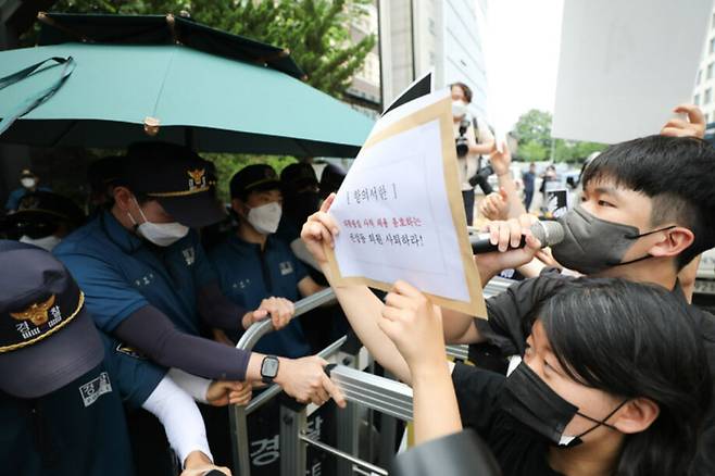 한국대학생진보연합 소속 학생들이 18일 서울 여의도 국민의힘 당사 앞에서 ‘사적 채용 옹호 권성동 사퇴 촉구 기자회견’을 마친 뒤 항의 서한을 전달하기 위해 당사 진입을 시도하고 있다. 뉴스1