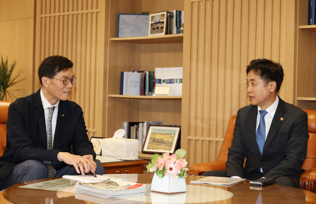 김주현(오른쪽) 금융위원장과 이창용 한국은행 총재가 18일 서울 중구 한국은행에서 첫 회동을 갖고 국내외 변동성이 갈수록 커지는 상황에서 양 기관의 공조를 강화하기로 논의하고 있다. 사진 제공=금융위