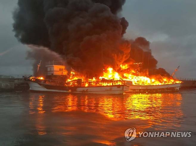 제주 성산항 정박 어선 3척서 불 (서귀포=연합뉴스) 4일 오전 제주 서귀포시 성산읍 성산항에 정박 중인 연승어선 3척에 불이 나고 있다. 2022.7.4 [서귀포해양경찰서 제공. 재판매 및 DB 금지] dragon.me@yna.co.kr