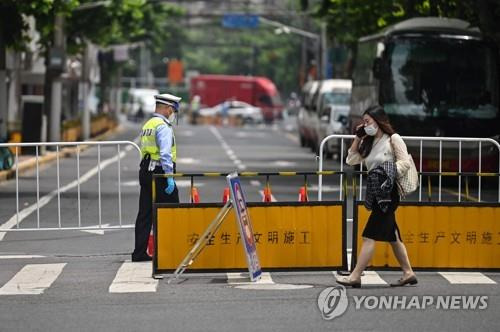 여전한 통제     (AFP=연합뉴스) 지난 6월 2일 중국 상하이의 한 주거지 앞을 경찰이 통제하는 모습. 2022.7.18
[AFP 연합뉴스 자료사진. 재판매 및 DB 금지]