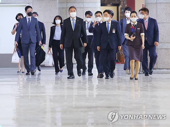 한일 외교장관회담 참석차 일본으로 출국하는 박진 장관 (서울=연합뉴스) 김도훈 기자 = 박진 외교부 장관이 18일 오후 윤석열 정부 출범 후 첫 한일 외교장관 회담을 위해 서울 김포공항 국제선 출국장으로 이동하고 있다. 2022.7.18 superdoo82@yna.co.kr