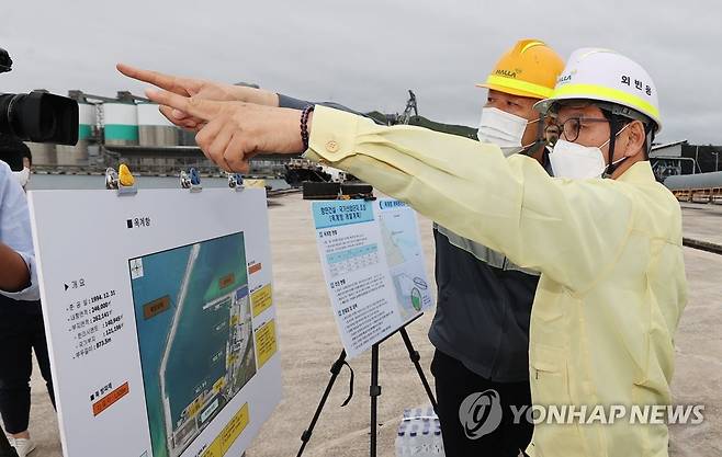 옥계항 방문한 김홍규 강릉시장 [연합뉴스 자료사진]