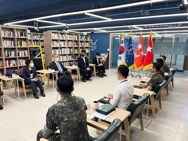 박찬운 군인권보호관이 육군훈련소를 방문해 박원호 육군훈련소장과 면담하는 모습. [국가인권위원회 제공. 재판매 및 DB 금지]