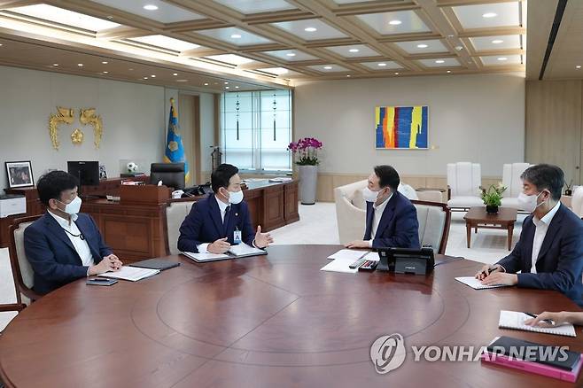 국토교통부 업무보고 받는 윤석열 대통령 (서울=연합뉴스) 서명곤 기자 = 윤석열 대통령이 18일 오후 서울 용산 대통령실청사에서 원희룡 국토교통부 장관으로부터 부처 업무보고를 받고 있다. 왼쪽부터 최상목 경제수석, 원희룡 장관, 윤 대통령, 김대기 비서실장. 2022.7.18 [대통령실 제공, 재판매 및 DB 금지] seephoto@yna.co.kr