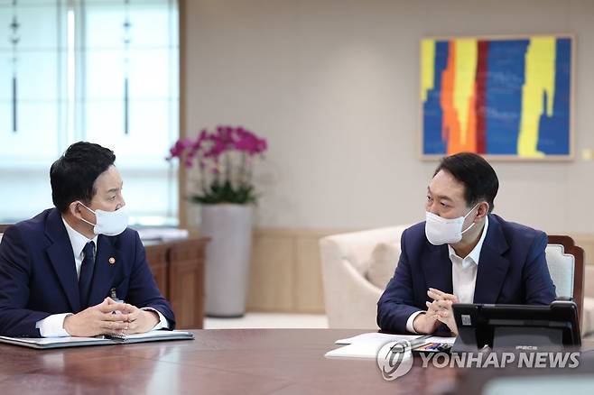 국토교통부 업무보고 받는 윤석열 대통령 (서울=연합뉴스) 서명곤 기자 = 윤석열 대통령이 18일 오후 서울 용산 대통령실청사에서 원희룡 국토교통부 장관으로부터 부처 업무보고를 받고 있다. 2022.7.18 [대통령실 제공, 재판매 및 DB 금지] seephoto@yna.co.kr