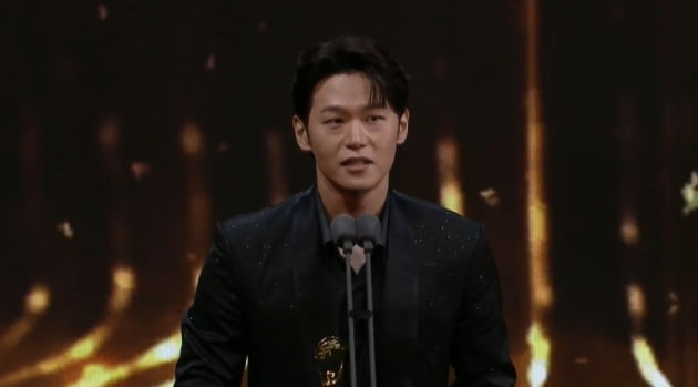 Actor Hak-ju Lee has won the first Blue Dragon Series Awards for Best Supporting Actor in the Drama category.The first Blue Dragon Series Awards were held in Paradise City on the afternoon of the 19th. Jeon Hyun-moo and Lim Yoon-a took charge of MC.Thank you, I wasnt thinking at all, Im so nervous, said Hak-ju Lee, of Go to Cheong Wa Dae as long as this happens.I thank the director who made me appear in Go to Cheong Wa Dae as long as this happens. I thank the seniors and actors who filmed together. I thank my family. He also said, I will do my best. The candidates include Go to Cheong Wa Dae as long as this happens, including Hak-ju Lee, D.P.Son Seokgu, My Name Ahn Bo-hyun, One Day Yang Kyung Won and squid game Park Hae-soo rose.The Blue Dragon Series Awards is the first awards ceremony for original series contents in Korea.This awards ceremony for domestic drama and entertainment produced or invested by Netflix, Disney +, Season, Apple TV +, Whatcha, Wave, Kakao TV, Coupang Play, and Teabing will award a total of 12 awards including Drama Best Picture, Male and Female Best Actor, Male and Female Best Supporting Actor, Male and Female Best New Artist, Male and Female Best Artist, ...