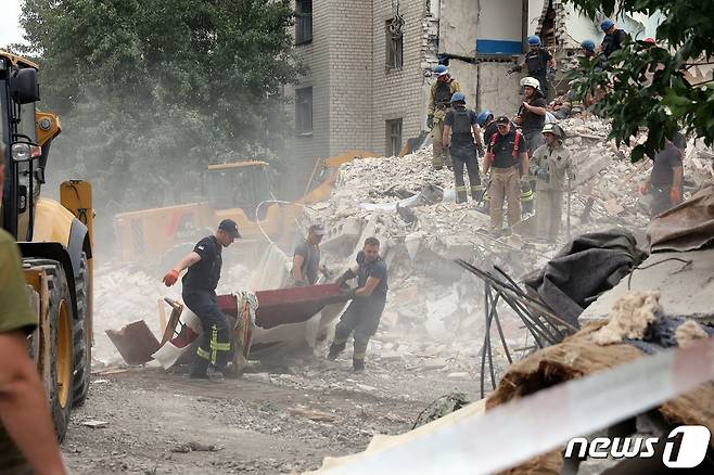 우크라이나 동부 아파트 건물에 러시아군 미사일이 피해가 사상자 등 피해가 발생했다. © AFP=뉴스1