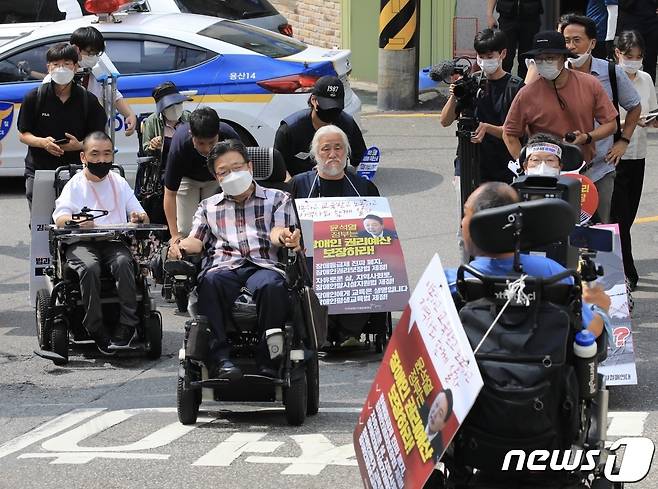 장애인 이동권 보장을 요구하며 출퇴근길 지하철 시위를 이어 온 박경석 전국장애인차별철폐연대(전장연) 대표와 회원들이 19일 오전 서울 용산경찰서에서 피의자 조사를 받기 위해 출석하고 있다. 2022.7.19/뉴스1 © News1 구윤성 기자