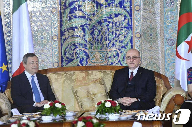 마리오 드라기(왼) 이탈리아 총리가 압델마지드 테분 알제리 대통령과 회담하는 모습. 2022. 7. 18. © 로이터=뉴스1 © News1 최서윤 기자