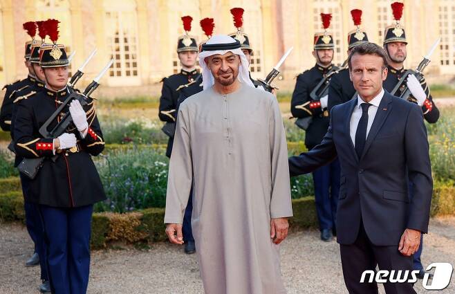 에마뉘엘 마크롱 프랑스 대통령이 파리 남서부 베르사유궁 인근 만찬장에서 모하메드 빈 자이드 알 나흐얀 아랍에미리트(UAE) 대통령을 맞고 있다. 22. 7. 19. © AFP=뉴스1 © News1 최서윤 기자