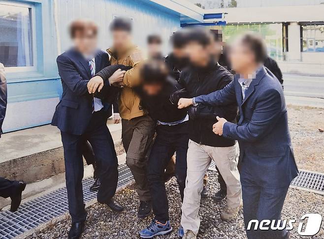 통일부는 12일 문재인 정부 시절 발생한 '탈북어민 북송'이 잘못된 조치였다는 입장을 거듭 확인하면서도 구체적인 근거에 대해서는 수사 중인 사안이라는 이유로 즉답을 피했다. 사진은 지난 2019년 11월 북한 선원 2명이 동료 16명을 살해하고 탈북해 귀순 의사를 밝혔으나 판문점을 통해 북한으로 추방 하는 모습. (통일부 제공) 2022.7.12/뉴스1