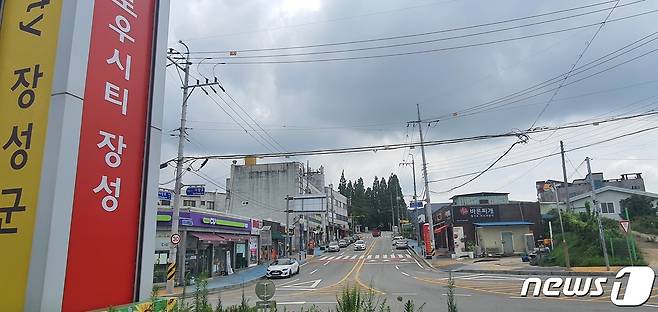 상무대 내 코로나19 확산이 이어지면서 19일 점심시간을 맞은 장성 군부대 아파트 인근 상권이 한산한 모습을 보이고 있다. 2022.7.19/뉴스1 © 뉴스1