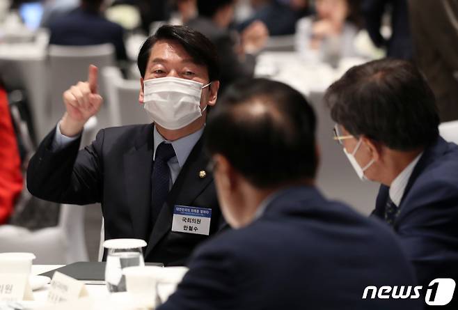 안철수 국민의힘 의원이 19일 서울 용산구 그랜드하얏트호텔에서 열린 한국중견기업연합회 초청 오찬 강연회에 참석해 중견기업 대표들과 대화하고 있다. 2022.7.19/뉴스1 © News1 구윤성 기자