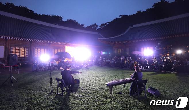 19일 밤 서울 종로구 청와대에서 열린 '청와대, 한여름 밤의 산책' 언론공개 행사에서 참석자들이 첼로 가야금 퓨전공연을 관람하고 있다. 문화재청 청와대국민개방추진단과 한국문화재단 주최의 '청와대, 한여름 밤의 산책' 행사는 오는 20일부터 내달 1일까지 총 12일 간 열리며, 여름 밤 정취를 느끼면서 청와대에 녹아있는 역사성과 상징성을 해설과 함께 즐길 수 있는 프로그램이다. 2022.7.19/뉴스1 © News1 송원영 기자