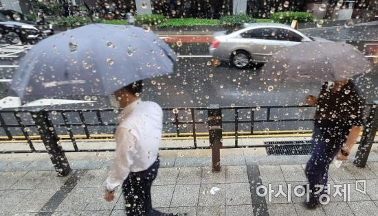 전국 곳곳에 장맛비가 내린 13일 서울시청 인근에서 시민들이 우산을 쓴 채 발걸음을 재촉하고 있다./김현민 기자 kimhyun81@