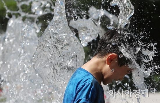 장맛비가 그치고 무더위가 기승을 부린 1일 서울 용산구 국립중앙박물관 바닥분수에서 아이들이 물놀이를 하고 있다. 기상청에 따르면 주말과 휴일에는 장마가 소강상태에 들면서 비 대신 찜통더위가 맹위를 떨칠 것으로 보인다./김현민 기자 kimhyun81@