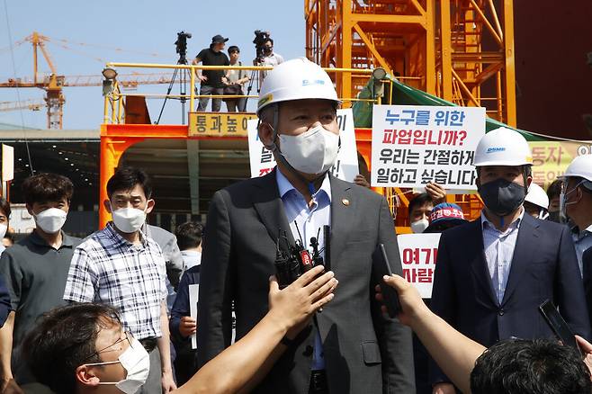 이상민 행정안전부장관이 경남 거제 대우조선해양 옥포조선소에서 19일 오후 기자들의 질문에 답하고 있다. 김혜윤 기자