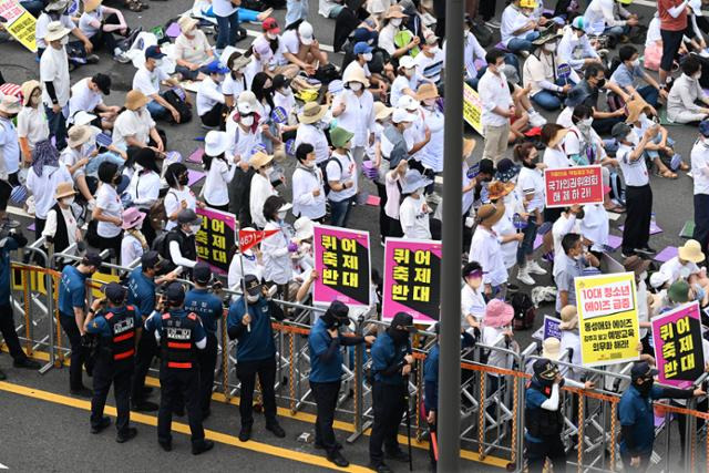 16일 서울 중구 서울광장에서 3년 만에 제23회 퀴어문화축제가 열린 가운데 퀴어문화축제에 반대하는 '맞불집회'가 열리고 있다. 최주연 기자