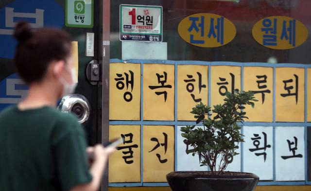 최근 저가 아파트와 소형 주상복합을 중심으로 전셋값이 매매가격보다 높아지는 현상이 발생하면서 '깡통전세'에 대한 우려가 커지고 있다. 사진은 11일 서울 시내 한 공인중개사무소에 적혀있는 전세·월세 물건 알림 문구. 뉴시스