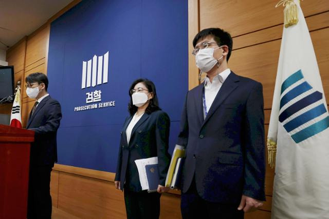 황병주 대검찰청 형사부장(왼쪽)이 지난 11일 오후 서울 서초구 대검찰청 기자실에서 전세 사기 관련 대응 방안을 브리핑하고 있다. 연합뉴스