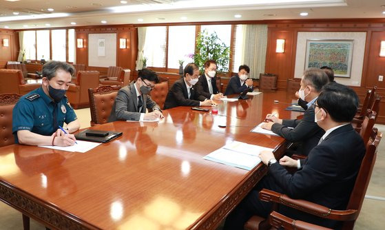 한덕수 국무총리(왼쪽 셋째)가 18일 서울 종로구 정부서울청사에서 대우조선해양 하청업체 파업 관련 관계장관회의를 주재하고 있다. [사진 행정안전부]