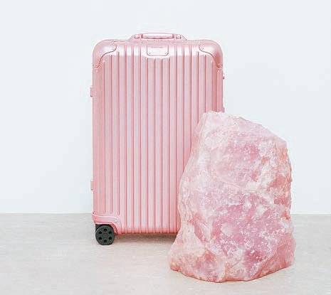 리모와가 오리지널 수트케이스와 퍼스널 크로스 바디백을 로즈 쿼츠의 새로운 색감으로 재해석한 ‘쿼츠 라인 캡슐 컬렉션’을 선보였다. 메탈릭한 핑크 컬러가 돋보인다. [사진 리모와]