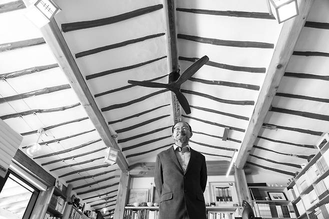 변광섭씨가 가장 좋아하는 천장 서까래 아래 섰습니다. 그는 대들보에 '아버지가 지은 집 아들이 고쳐 쓰다. 아름다움이 물결치는 공간을 꿈꾸며'라는 상량문을 썼습니다. 이 문구가 바로 이 집을 통해 그가 이루고자 하는 것입니다.